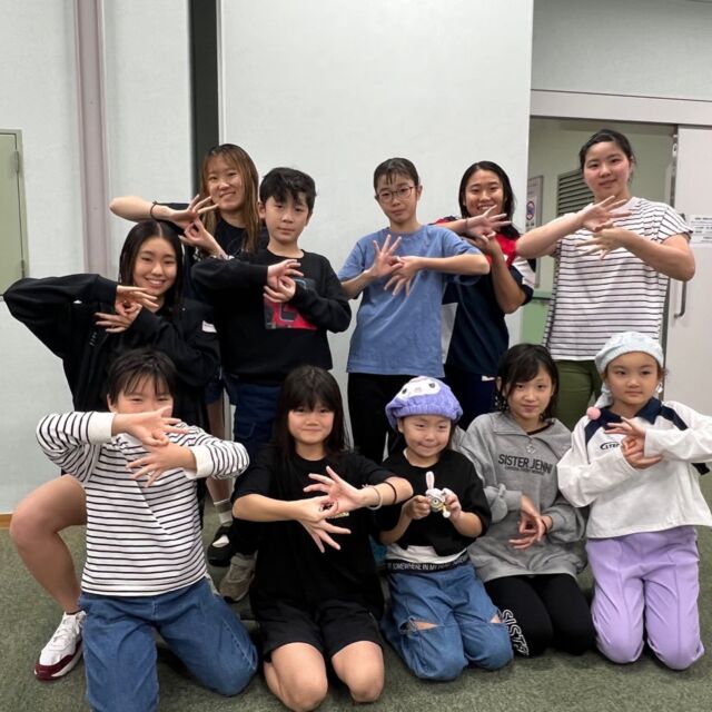 〜時差投稿で失礼します〜

【活動報告】第11回デフ子供水泳教室 in東京
2024年11月3日(月・祝)、東京都障害者総合スポーツセンターにて第11回デフ子ども水泳教室を開催しました🏊‍♀️🏊‍♂️
今回は13名の子どもたちが参加してくれましたが、ほとんど初めて参加された子どもでした。興味持って楽しんでくれた子どもや、デフコーチの話を聞いて頑張って泳いでいる子どもがいました☺️

1部は、初級者レベルで基本を2組分けて指導しました。残り時間に水遊びをしました。
2部は、中級者と上級者それぞれレベルに分けて指導しました。
終わった後に、参加した子どもたちとデフ水泳選手の3人と記念撮影しました。

最後に、東京都障害者総合スポーツセンターのサポートスタッフの皆さんがプール全体の監視に協力いただきました。この場を借りてお礼申し上げます。

次回は未定ですが、Instagram等でご案内いたします。その際、ご参加をお待ちしております😊✨

#日本デフ水泳協会  #デフ子供水泳教室 #水泳教室 #デフリンピック #デフスポーツ #デフアスリート #デフ水泳 #水泳 #聴覚障害 #ろう者 #ろう児 #難聴 #手話 #手話動画 通訳 #deaflympics #deafswimming #deafswimmer #swimming #swim